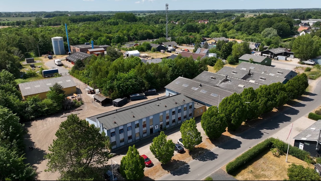 Detaljeret CNC slibning af præcisionsemne hos Aagaard Nielsens Maskinfabrik